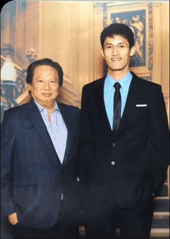 Victor Koh, pendiri VKA, bersama generasi berikutnya yang melanjutkan pekerjaannya